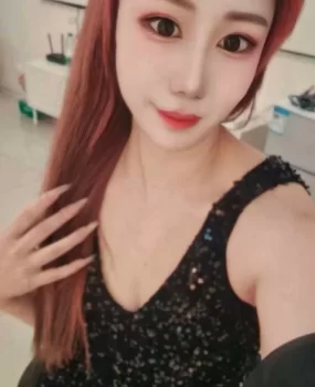 年轻大胸美女